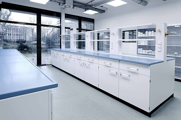Weitläufiges Labor mit mehreren Arbeitstischen und Laborzeilen für praktische Übungen der angehenden Pharmazeutisch-technischen Assistentinnen und Assistenten.