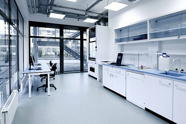 Arbeitsplatz mit Computer, Laborgeräten und großzügiger Arbeitsfläche im modernen PTA-Labor der Ludwig Fresenius Schulen Dortmund.